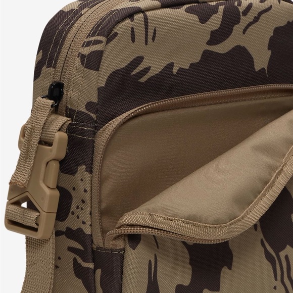 Nike Heritage
Camo Crossbody Bag (4L) - Picture 7 of 9